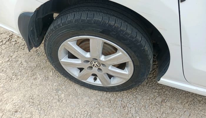 2011 Volkswagen Vento HIGHLINE 1.6 MPI, Petrol, Manual, 1,10,794 km, tyre