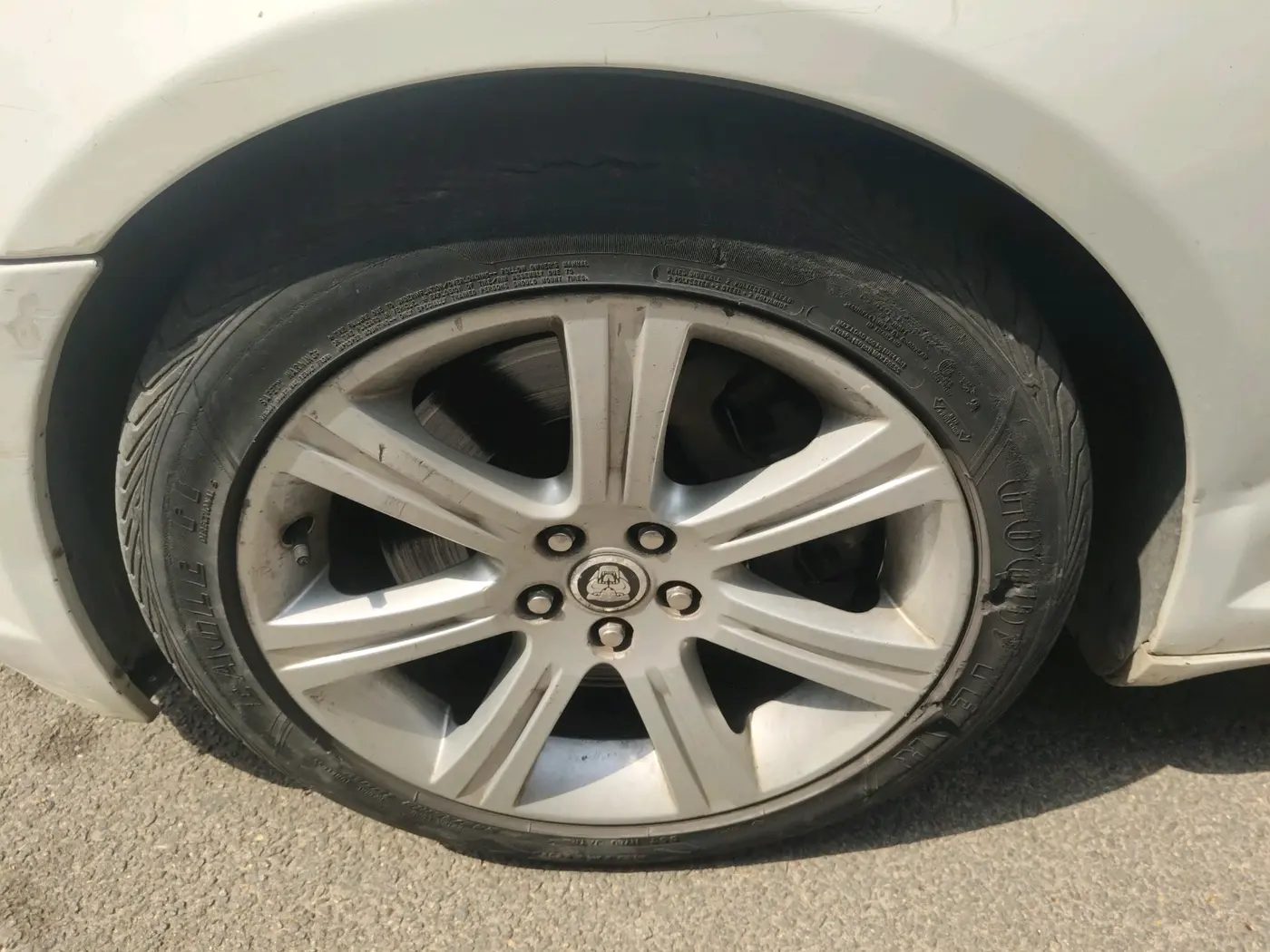 2011 Jaguar XF 3.0 DIESEL, Diesel, Automatic, 1,41,427 km, tyre