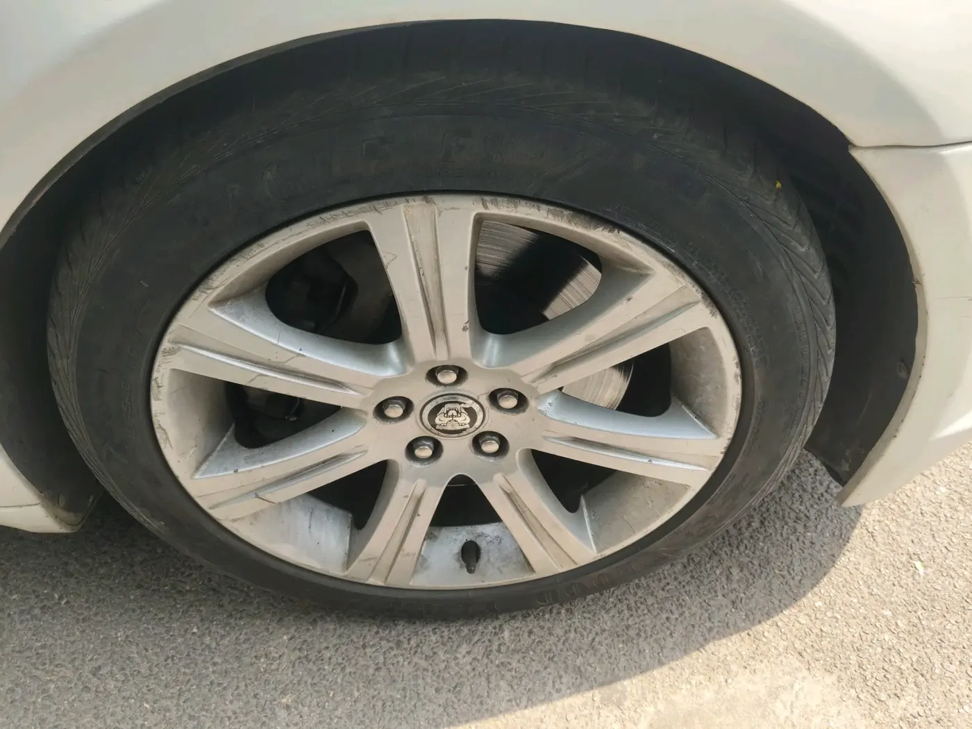 2011 Jaguar XF 3.0 DIESEL, Diesel, Automatic, 1,41,427 km, tyre