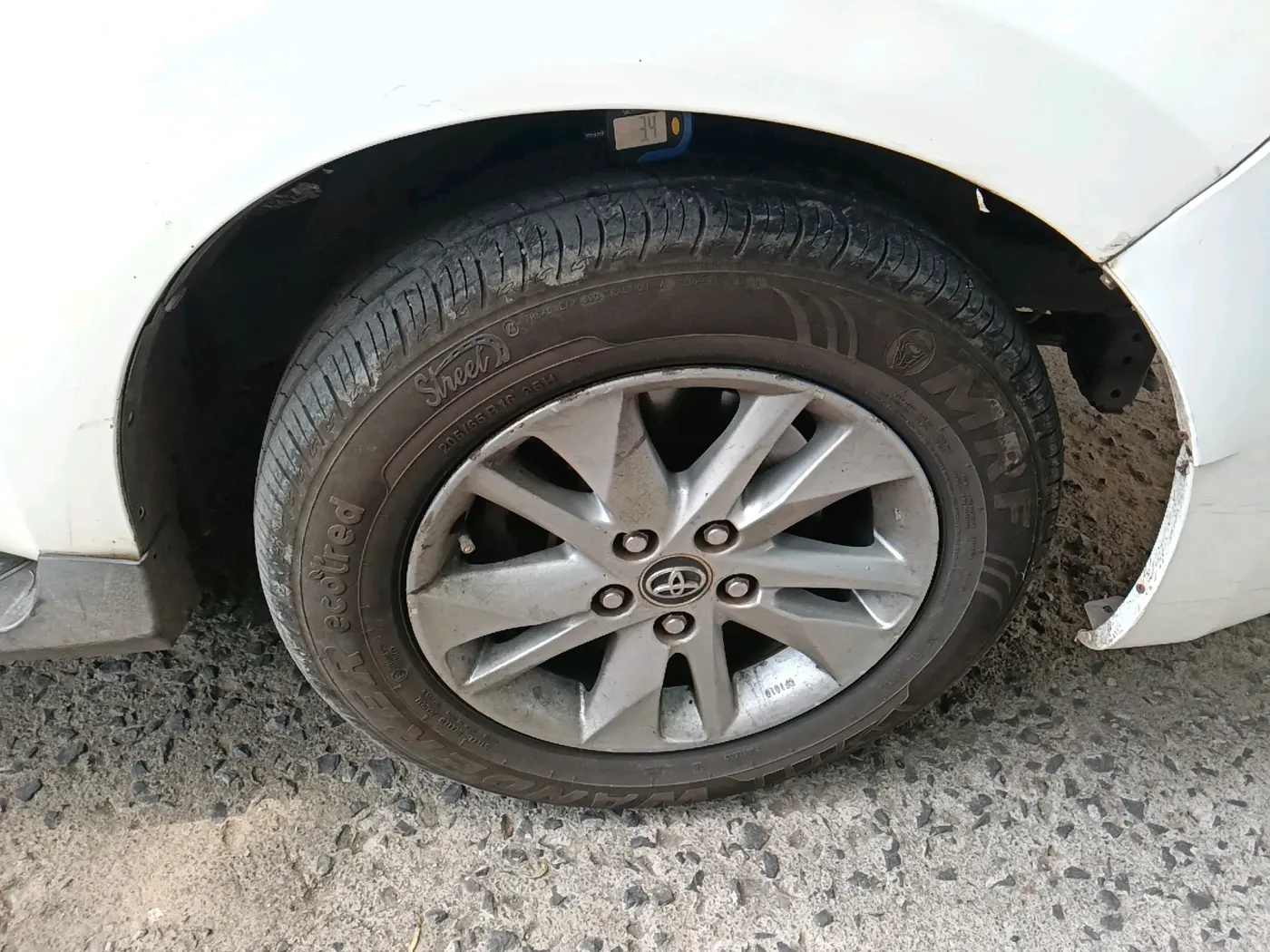 2017 Toyota Innova Crysta 2.4 G 7 STR, Diesel, Manual, 3,00,300 km, tyre