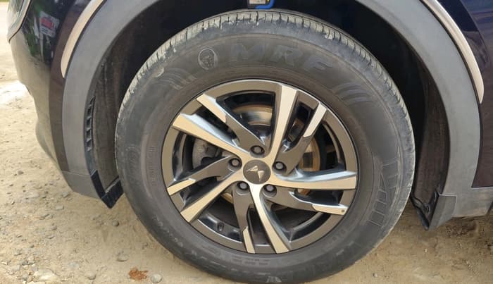 2022 Mahindra XUV700 AX 5 P AT 5 STR, Petrol, Automatic, 19,645 km, tyre