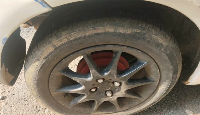 2012 Honda Brio S MT, Petrol, Manual, 1,55,753 km, tyre