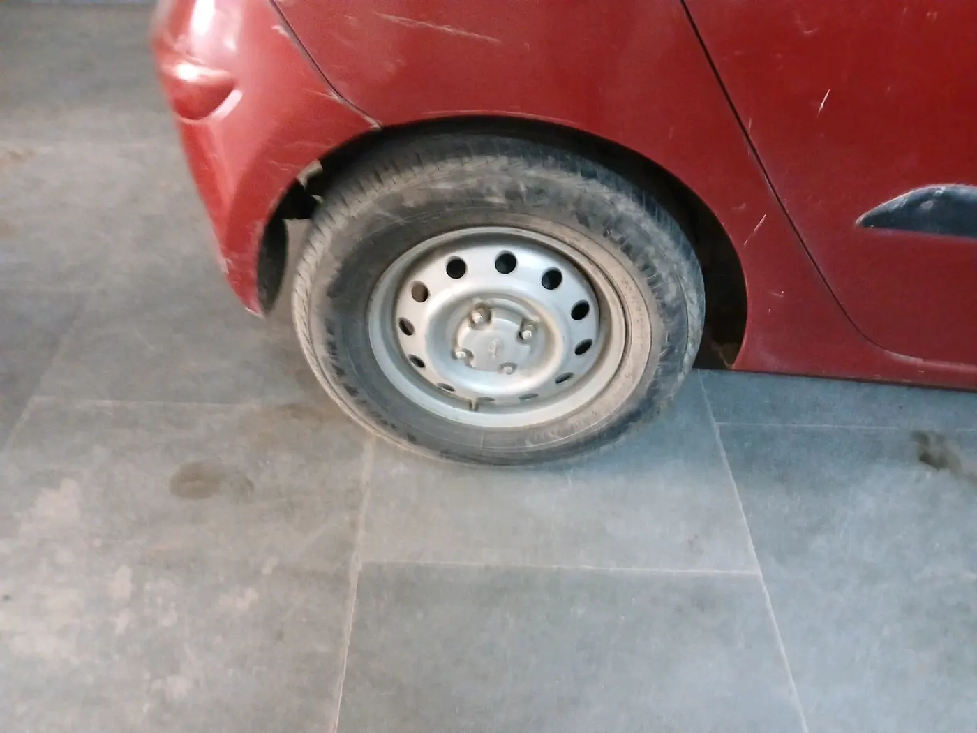 2012 Hyundai i10 ERA 1.1, Petrol, Manual, 1,15,450 km, tyre