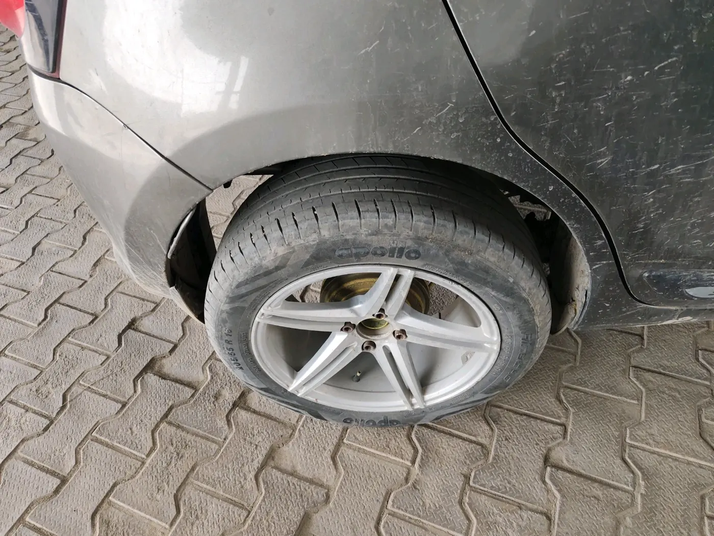 2020 Maruti Swift VXI, CNG, Manual, 53,527 km, tyre