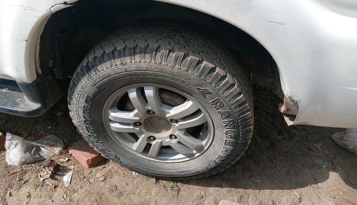 2011 Mahindra Scorpio VLX 2WD, Diesel, Manual, 2,48,966 km, tyre