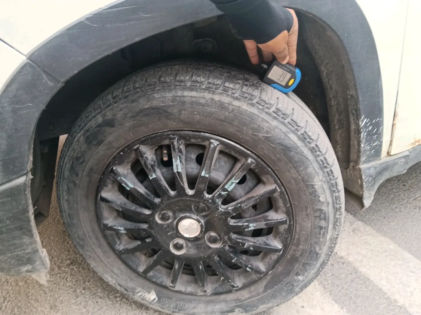 2016 Mahindra Kuv100 K4 6 STR, Petrol, Manual, 29,170 km, tyre