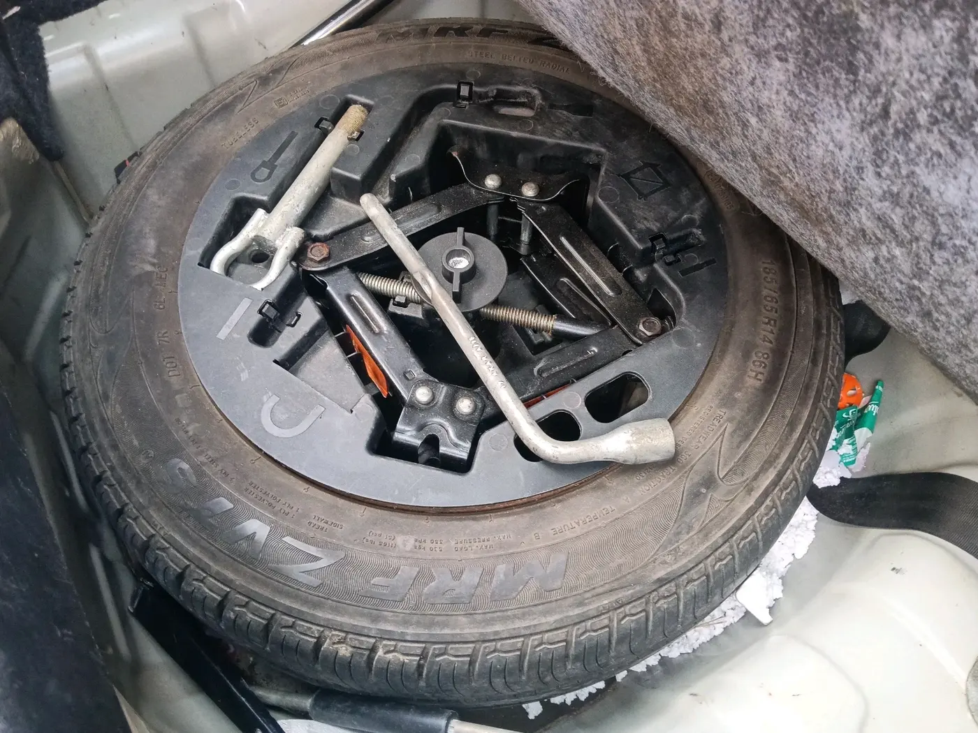 2016 Mahindra Kuv100 K4 6 STR, Petrol, Manual, 29,170 km, tyre