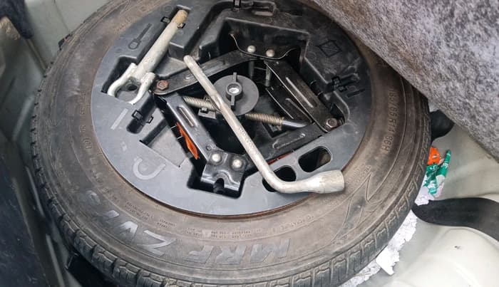 2016 Mahindra Kuv100 K4 6 STR, Petrol, Manual, 29,170 km, tyre