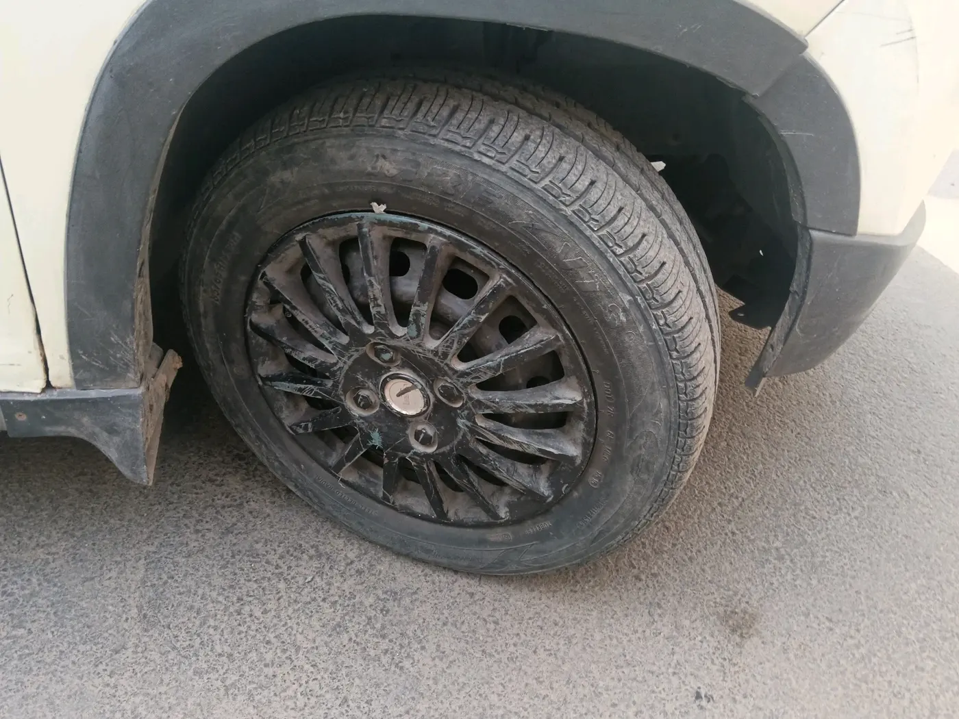 2016 Mahindra Kuv100 K4 6 STR, Petrol, Manual, 29,170 km, tyre