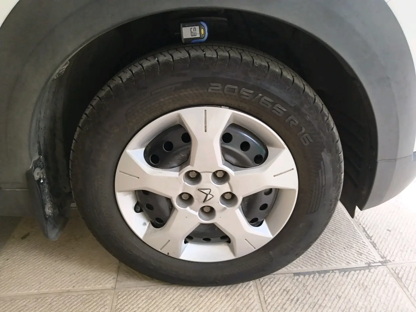 2025 Mahindra XUV 3XO MX2 Pro 1.2 L TCMPFI AT, Petrol, Automatic, 6,582 km, tyre