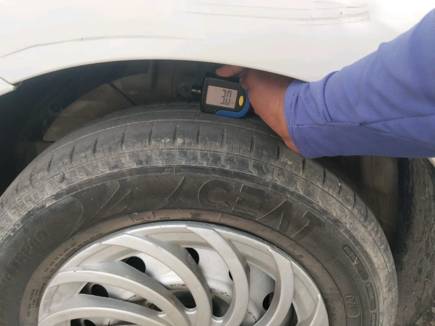 2023 Maruti Dzire TOUR S CNG, CNG, Manual, 35,727 km, tyre