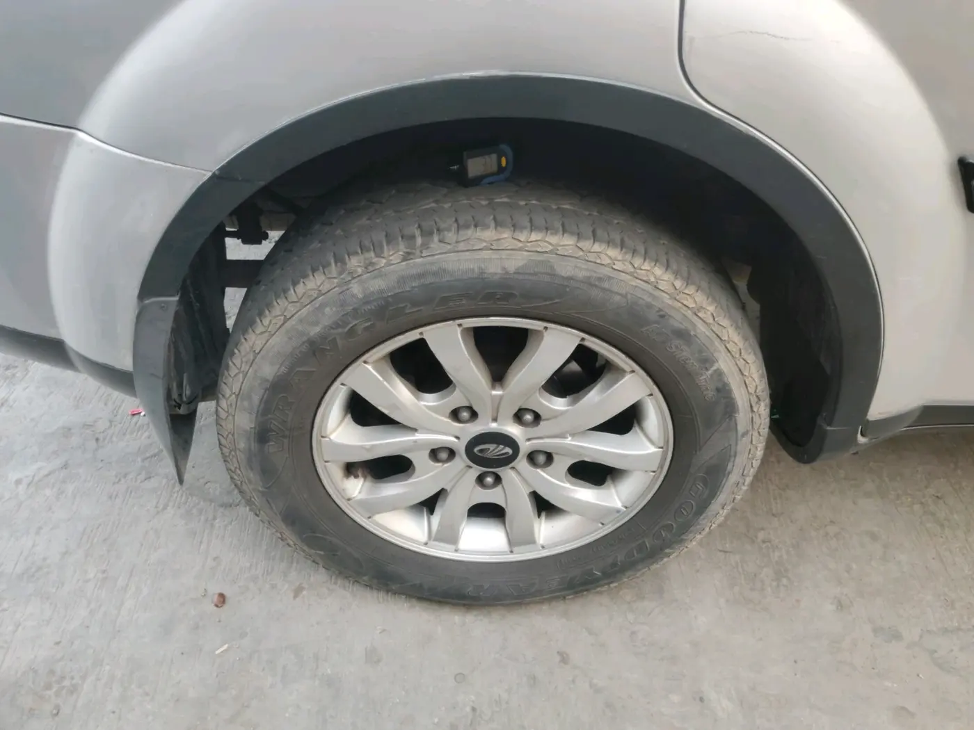 2017 Mahindra XUV500 W10, Diesel, Manual, 1,38,703 km, tyre