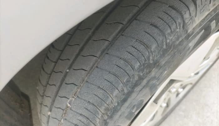 2015 Hyundai Xcent S 1.2, Petrol, Manual, 1,11,646 km, tyre