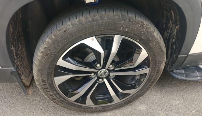 2023 MG HECTOR PLUS SHARP PRO 1.5 TURBO MT 7 STR, Petrol, Manual, 10,483 km, tyre