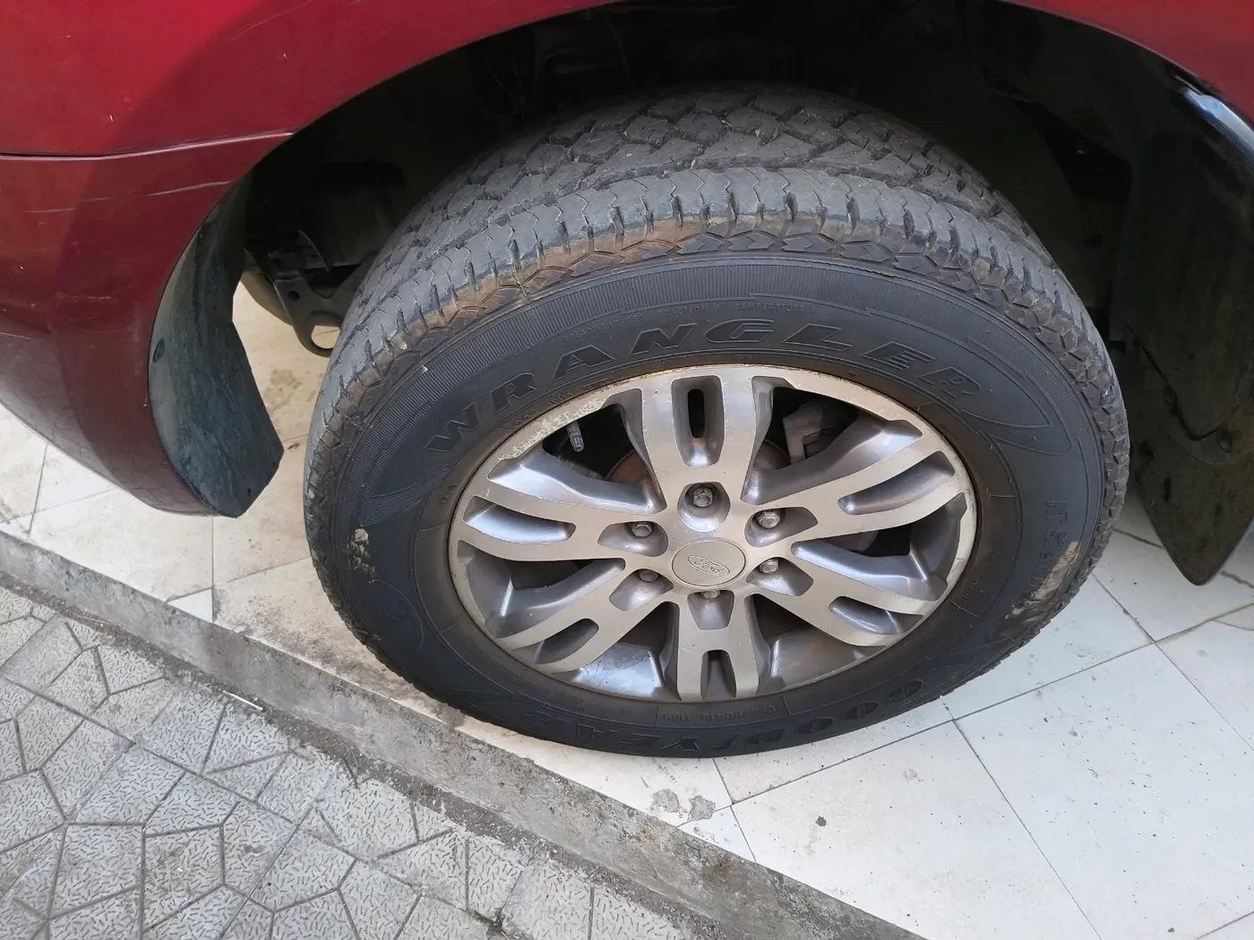 2016 Ford Endeavour TITANIUM 2.2 4X2 AT, Diesel, Automatic, 1,21,212 km, tyre