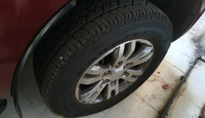 2016 Ford Endeavour TITANIUM 2.2 4X2 AT, Diesel, Automatic, 1,21,212 km, tyre