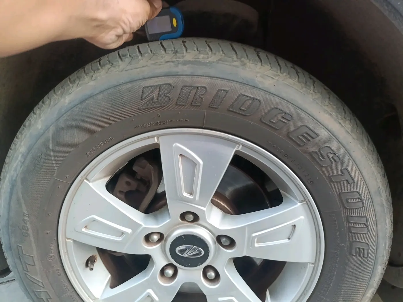 2015 Mahindra XUV500 W8, Diesel, Manual, 1,53,599 km, tyre