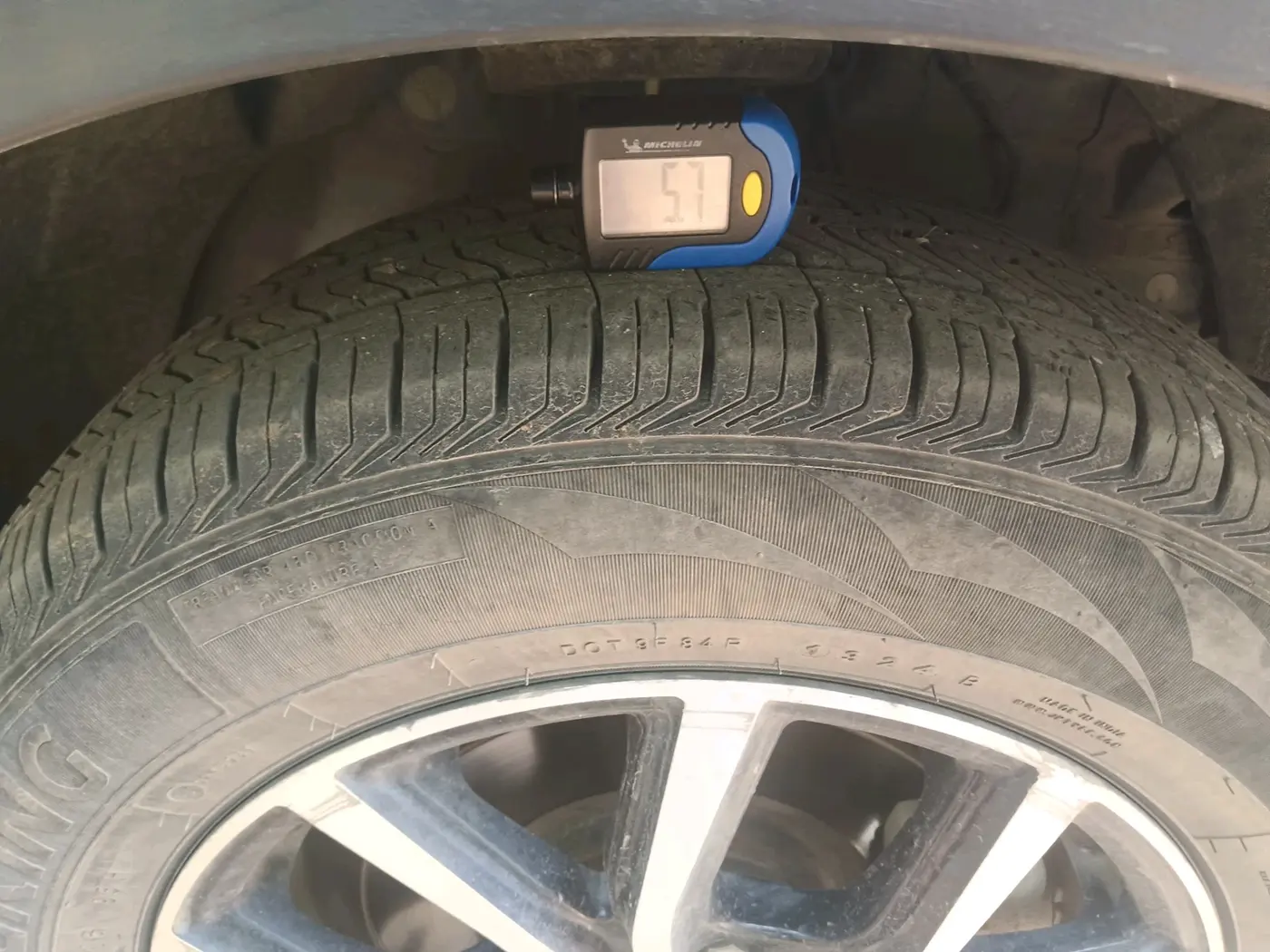 2022 Mahindra XUV300 W4 1.2 PETROL, Petrol, Manual, 88,709 km, tyre