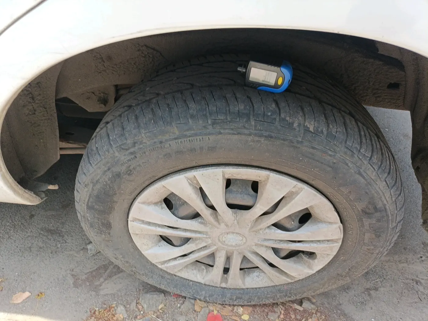 2011 Toyota Innova 2.5 G4 8 STR, Diesel, Manual, 4,81,651 km, tyre