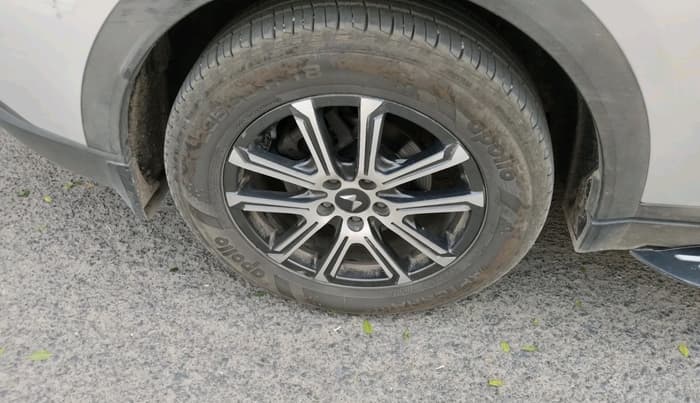 2022 Mahindra XUV700 AX 7 LUXURY D AT 7 STR, Diesel, Automatic, 96,011 km, tyre