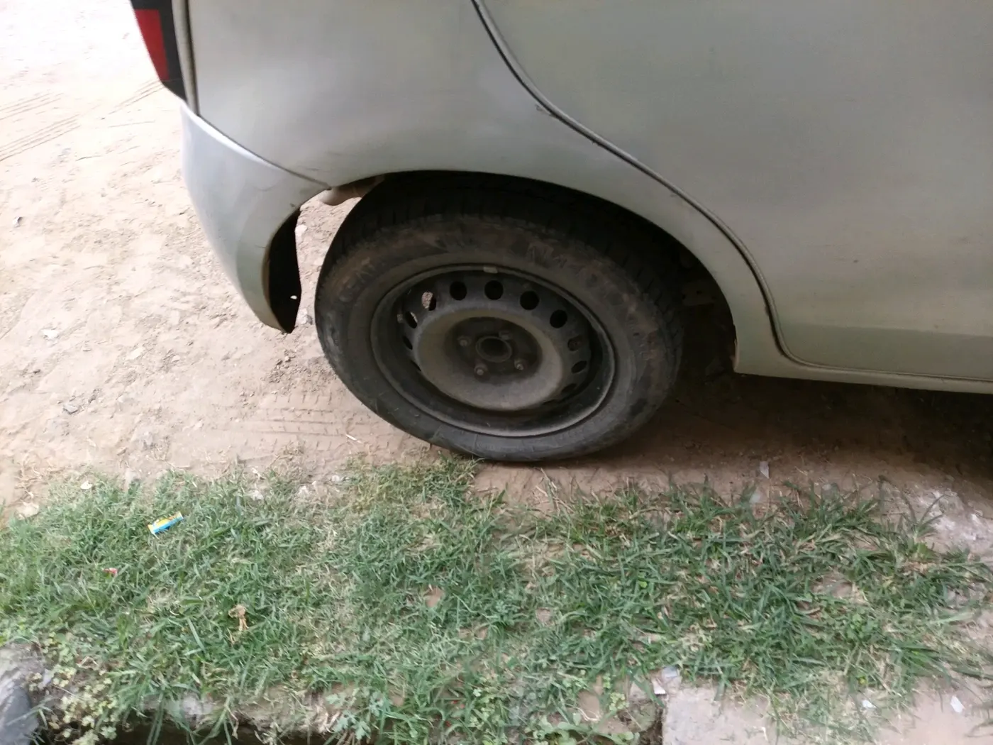 2011 Toyota Etios Liva G, Petrol, Manual, 2,21,639 km, tyre