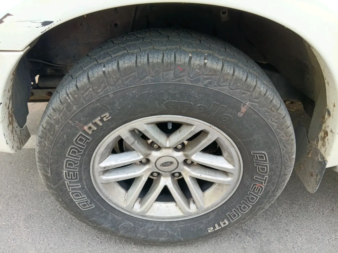 2011 Ford Endeavour 3.0L 4X2 AT, Diesel, Automatic, 87,017 km, tyre
