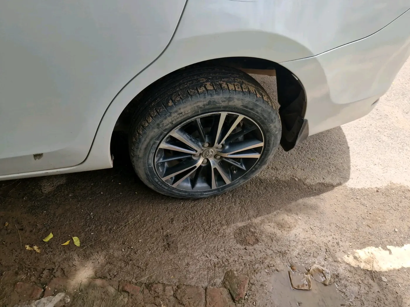 2017 Toyota Corolla Altis VL CVT PETROL, Petrol, Automatic, 1,02,751 km, tyre
