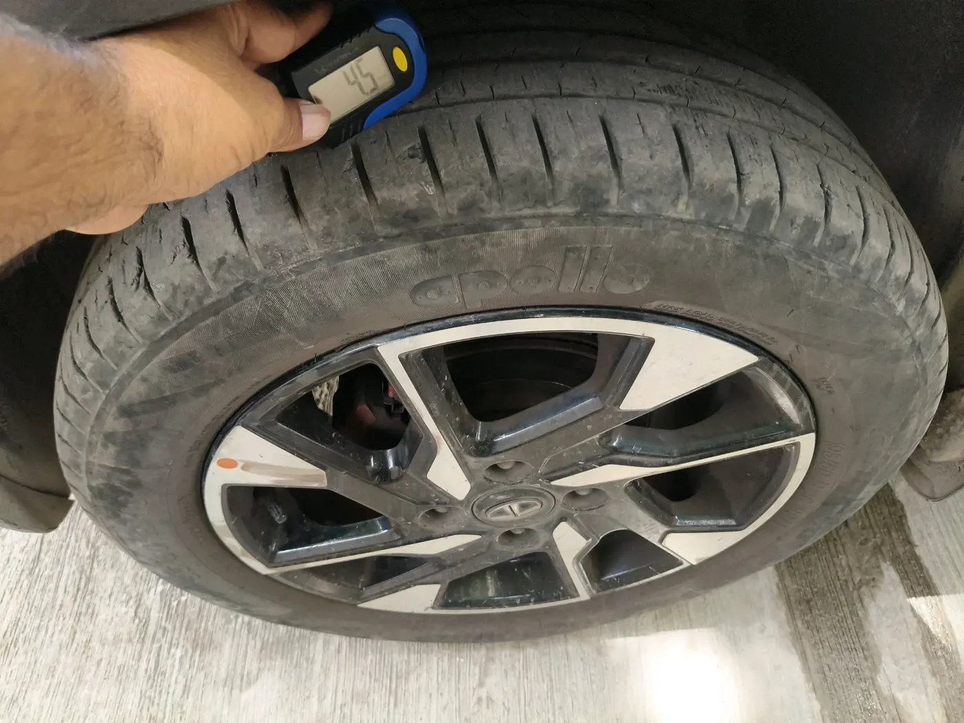 2022 Tata PUNCH CREATIVE AMT 1.2 RTN DUAL TONE, Petrol, Automatic, 54,594 km, tyre
