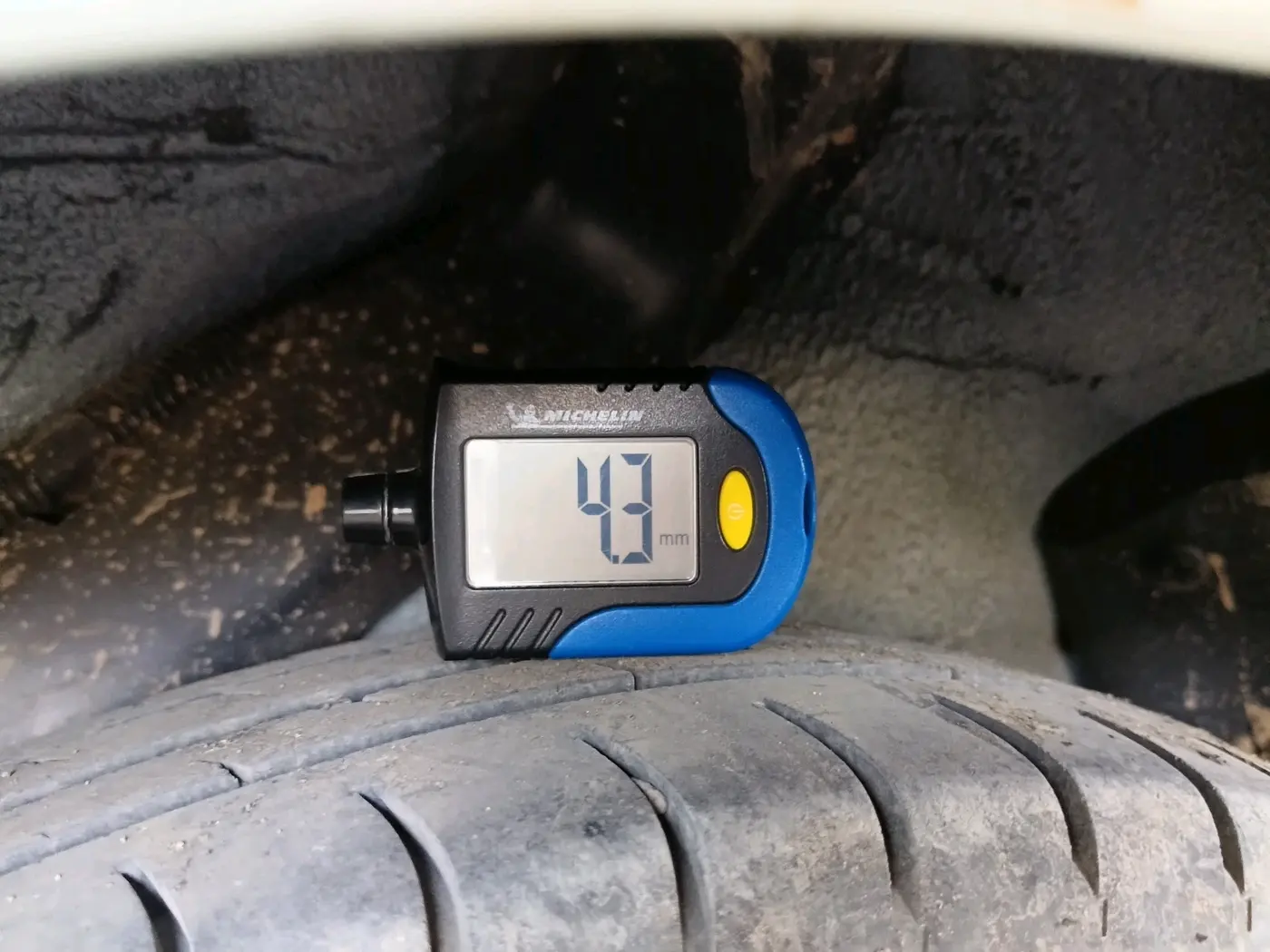 2011 Hyundai i10 ERA 1.1, CNG, Manual, 1,00,293 km, tyre