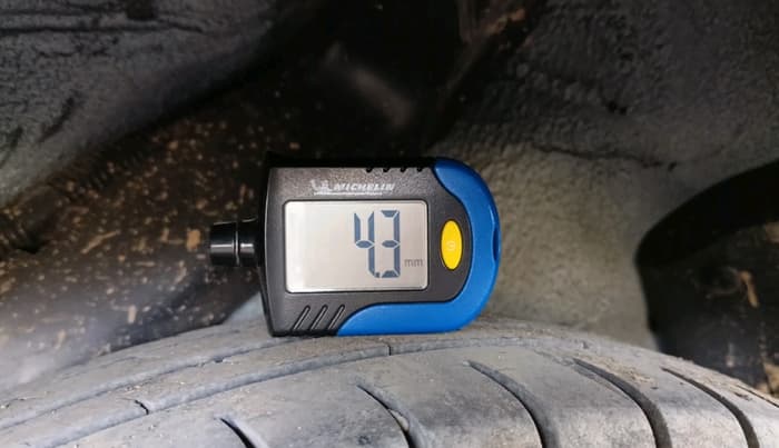 2011 Hyundai i10 ERA 1.1, CNG, Manual, 1,00,293 km, tyre