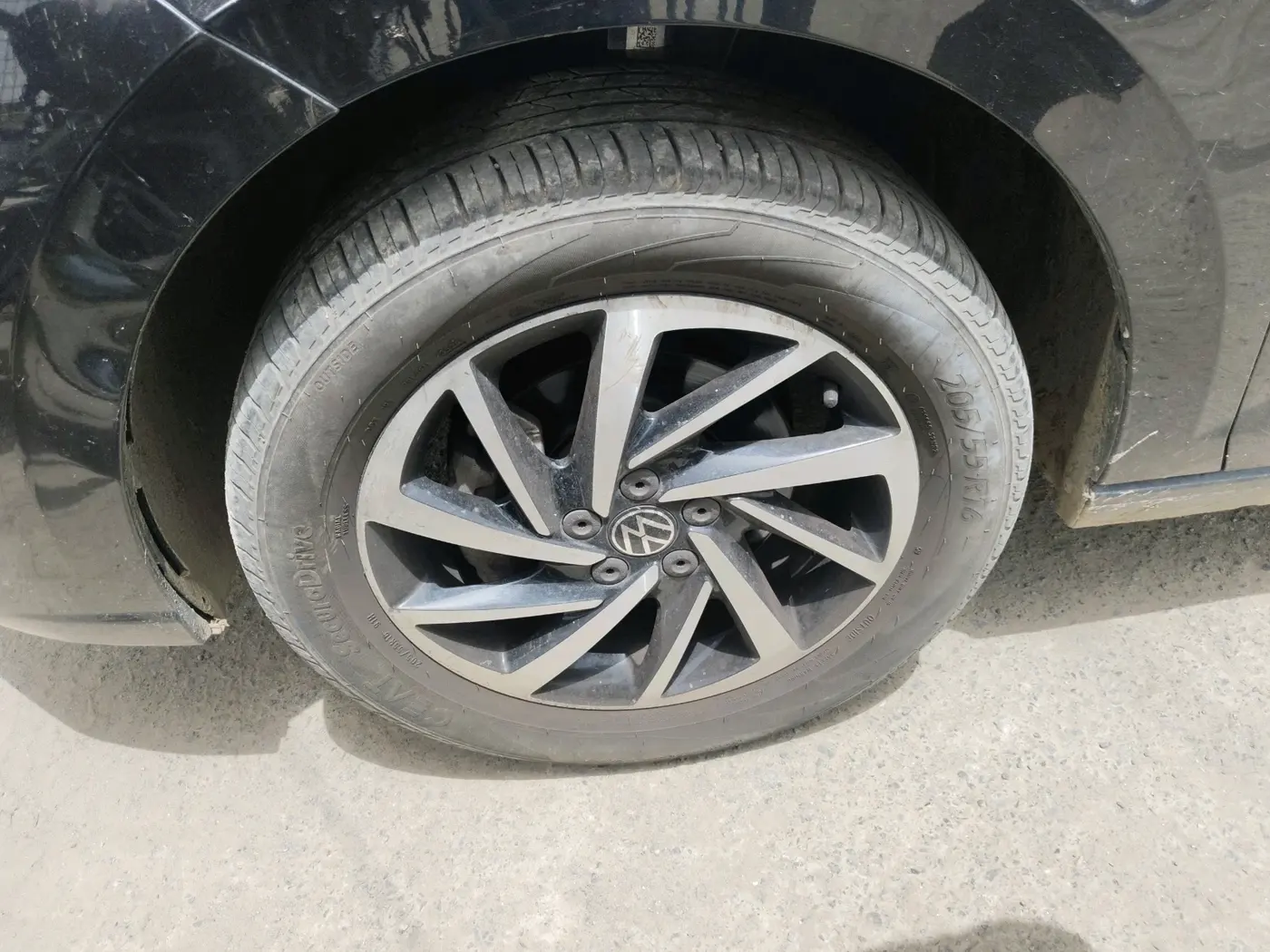 2024 Volkswagen VIRTUS TOPLINE TSI 1.0 AT, Petrol, Automatic, 19,767 km, tyre