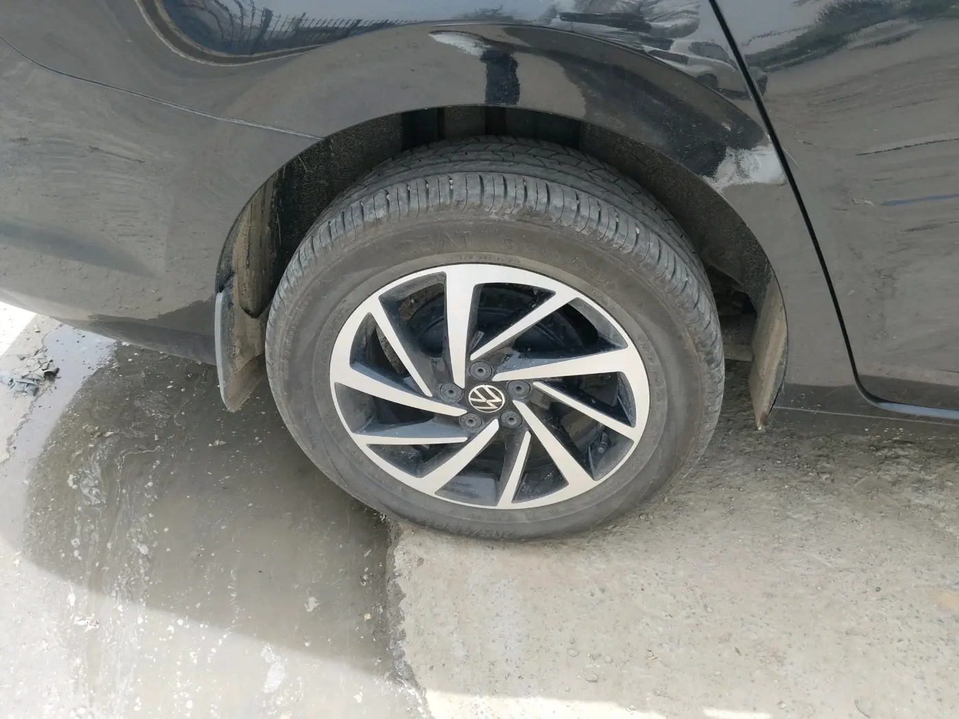 2024 Volkswagen VIRTUS TOPLINE TSI 1.0 AT, Petrol, Automatic, 19,767 km, tyre