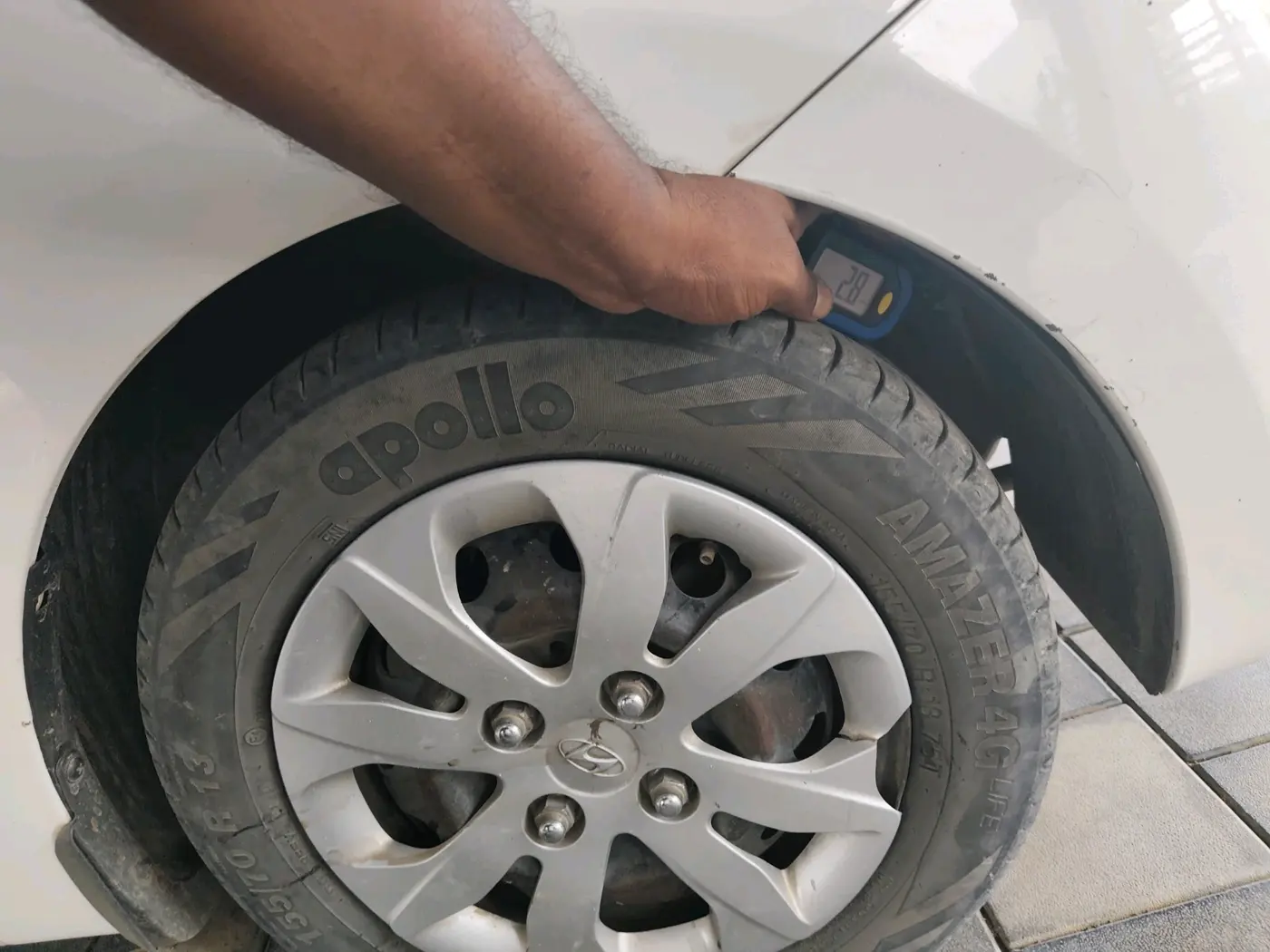 2014 Hyundai Eon MAGNA +, Petrol, Manual, 85,995 km, tyre