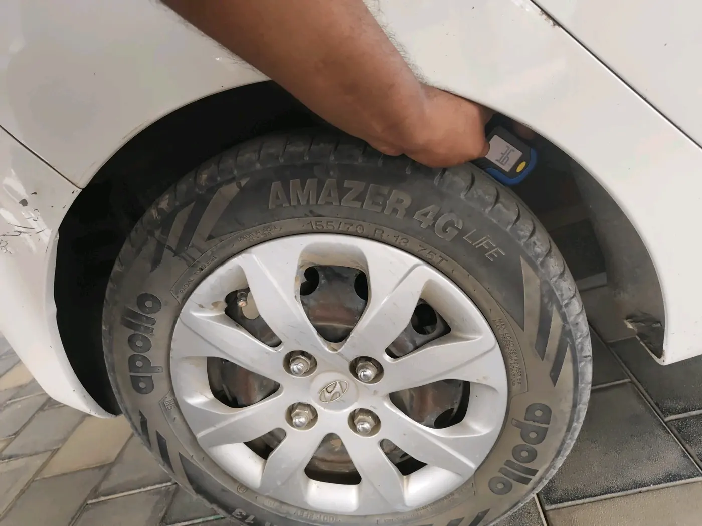 2014 Hyundai Eon MAGNA +, Petrol, Manual, 85,995 km, tyre