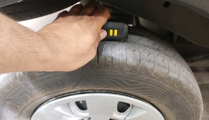 2015 Maruti Eeco 5 STR WITH A/C+HTR, Petrol, Manual, 1,00,518 km, tyre
