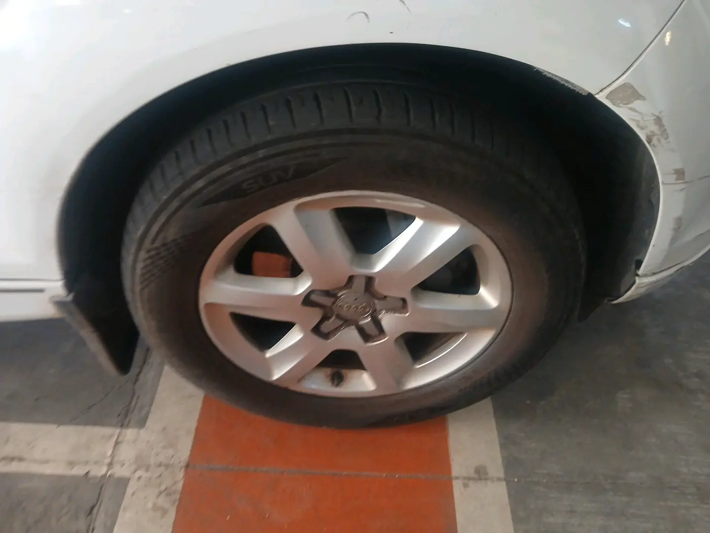 2014 Audi Q7 3.0 TDI QUATTRO, Diesel, Automatic, 1,02,556 km, tyre