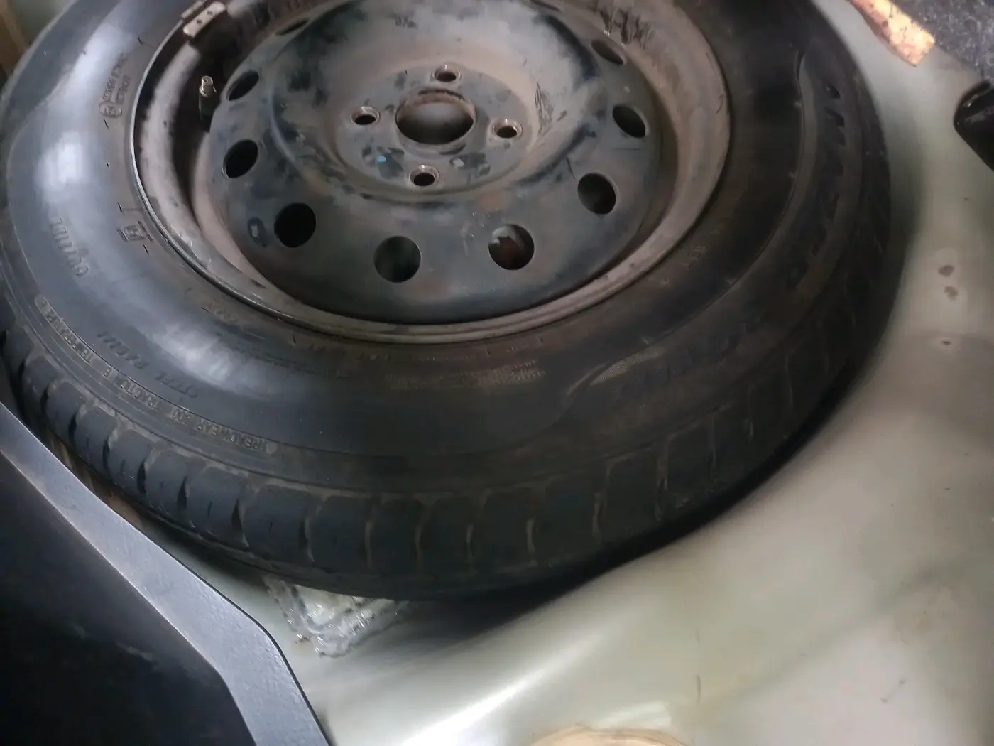 2013 Maruti Swift VXI, Petrol, Manual, 79,845 km, tyre