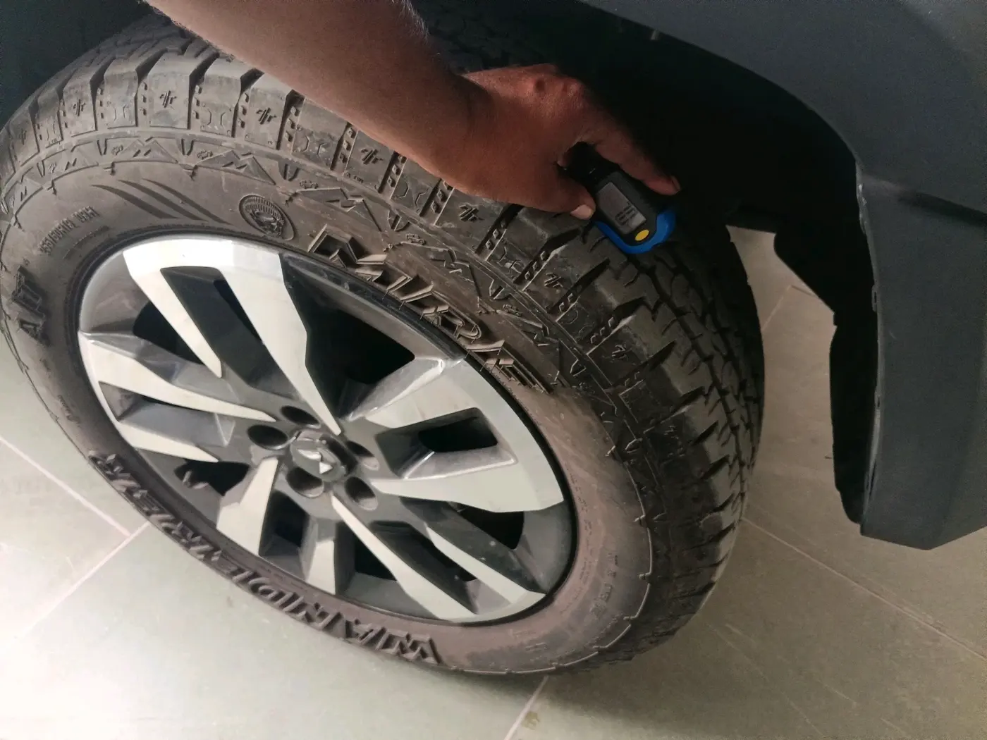 2025 Mahindra Thar Roxx  AX7 L Petrol AT 2WD, Petrol, Automatic, 8,770 km, tyre