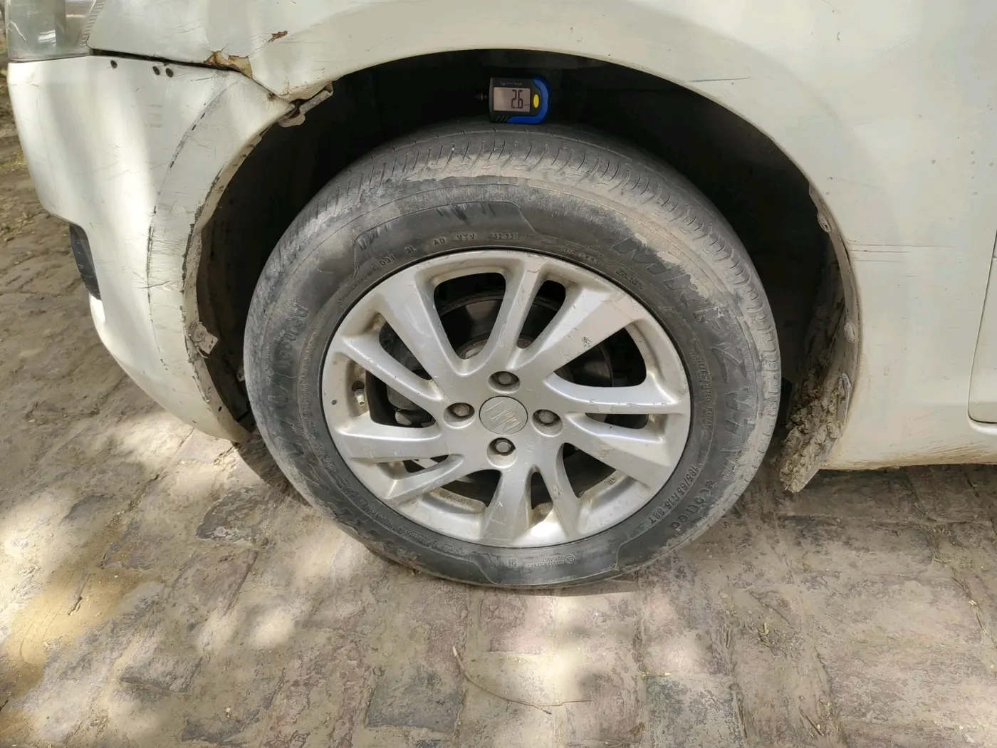 2011 Maruti Swift ZXI, CNG, Manual, 1,34,891 km, tyre