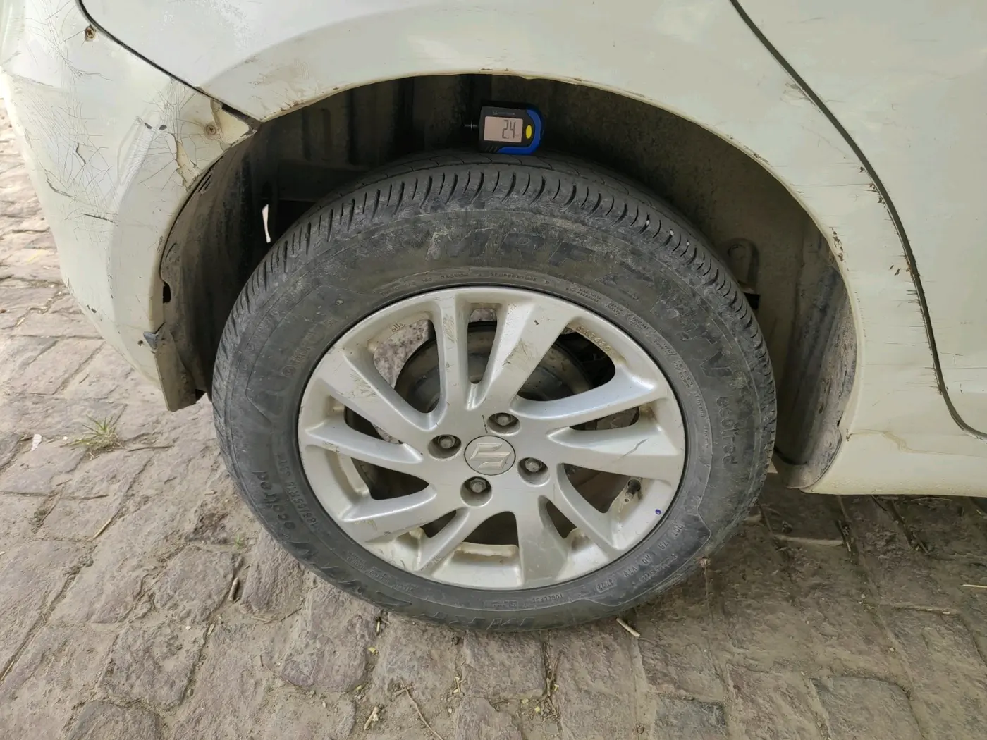 2011 Maruti Swift ZXI, CNG, Manual, 1,34,891 km, tyre