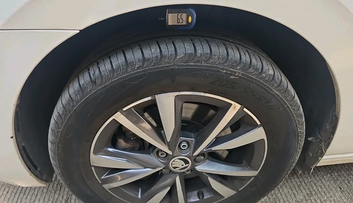 2022 Skoda SLAVIA STYLE 1.5L TSI DSG, Petrol, Automatic, 32,325 km, tyre