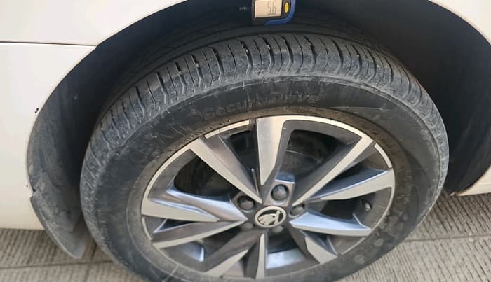 2022 Skoda SLAVIA STYLE 1.5L TSI DSG, Petrol, Automatic, 32,325 km, tyre