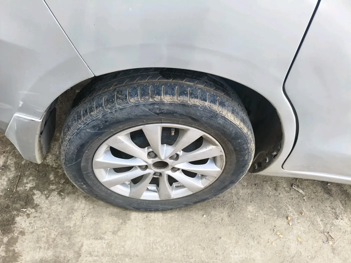 2015 Maruti Ertiga ZXI, CNG, Manual, 73,188 km, tyre
