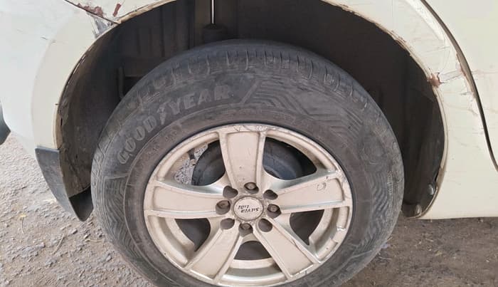 2012 Maruti Swift LXI, CNG, Manual, 96,036 km, tyre