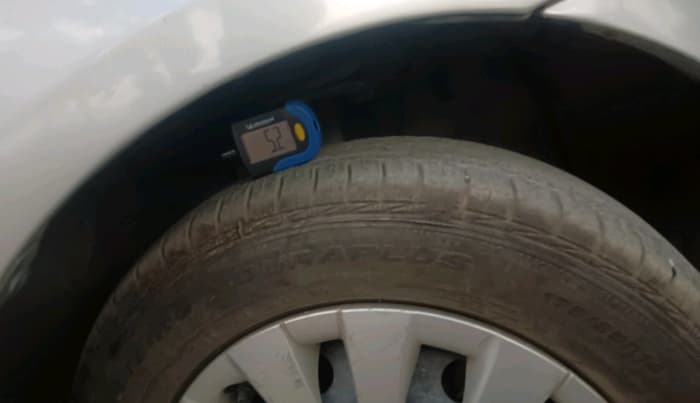 2015 Toyota Etios Liva V, Petrol, Manual, 69,812 km, tyre