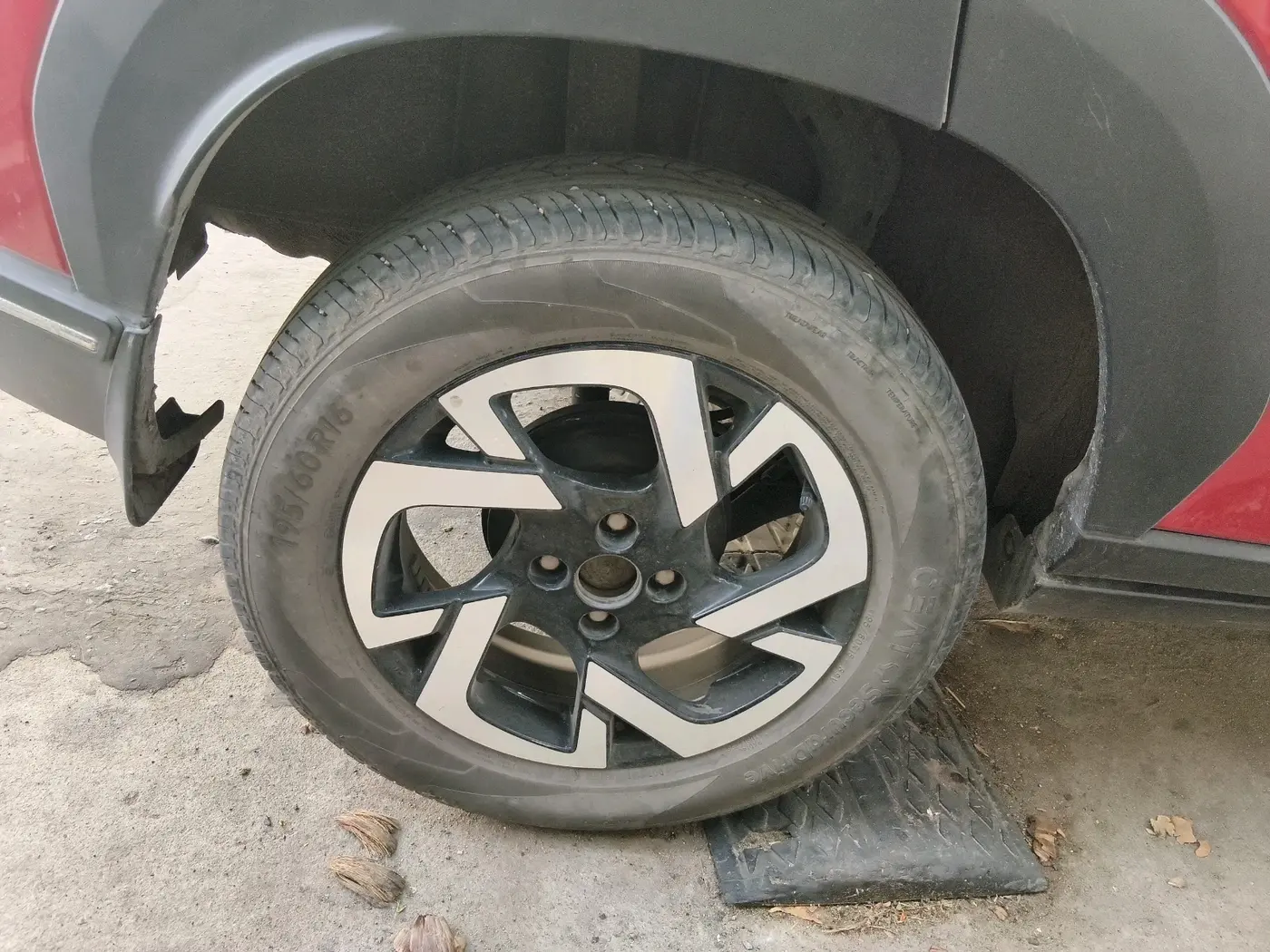 2021 Nissan MAGNITE XV PREMIUM TURBO (O) CVT, Petrol, Automatic, 25,975 km, tyre