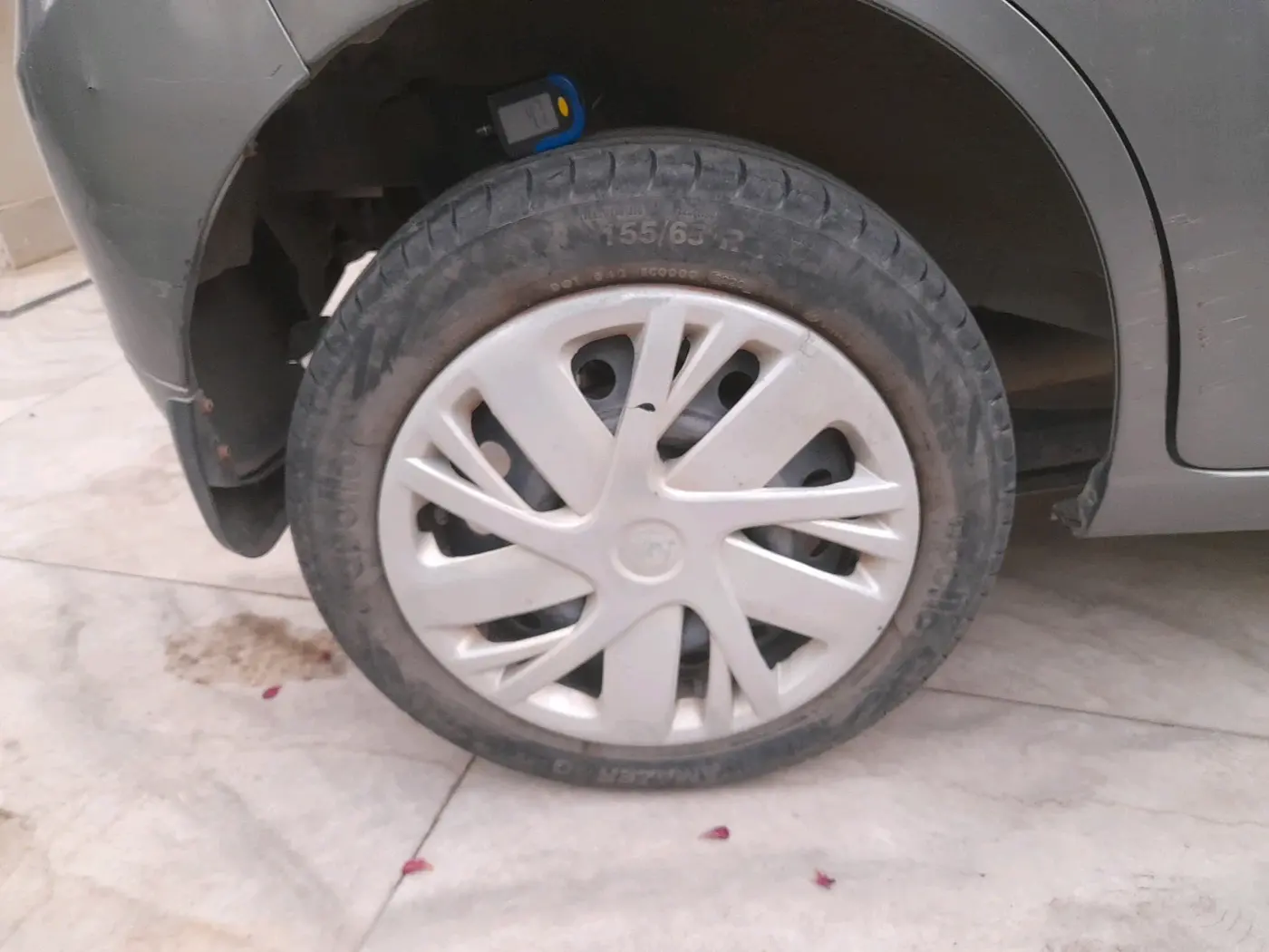 2015 Maruti Wagon R 1.0 VXI, Petrol, Manual, 89,691 km, tyre