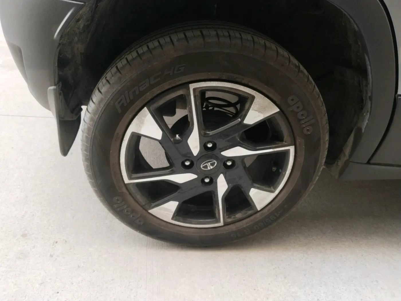 2023 Tata PUNCH CREATIVE  AMT, Petrol, Automatic, 27,161 km, tyre