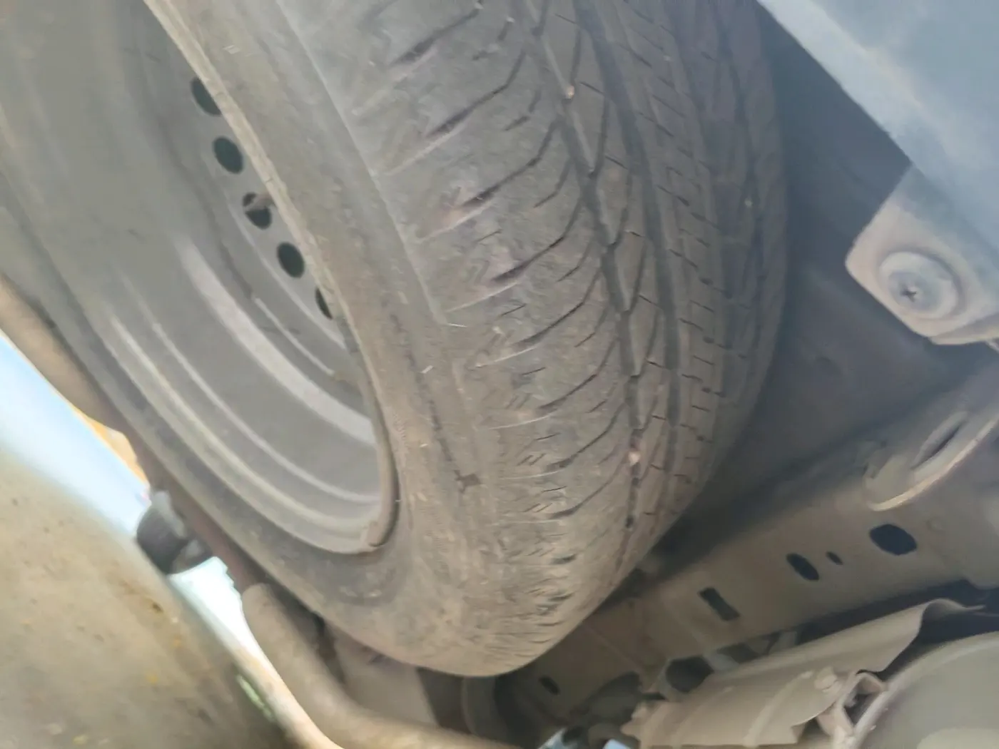2021 Mahindra XUV500 W11 AT, Diesel, Automatic, 1,27,676 km, tyre