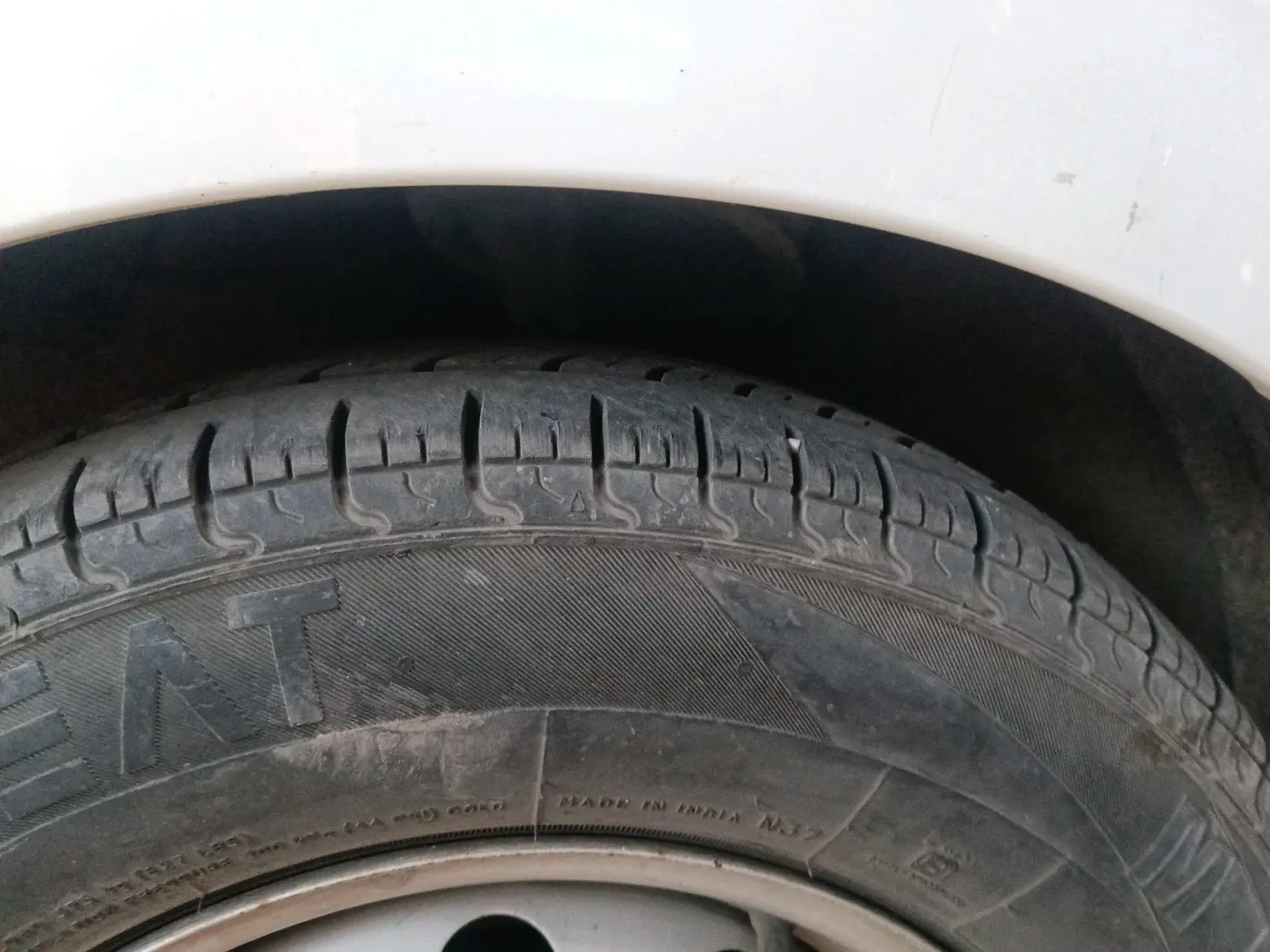 2015 Hyundai Eon ERA +, Petrol, Manual, 1,03,039 km, tyre